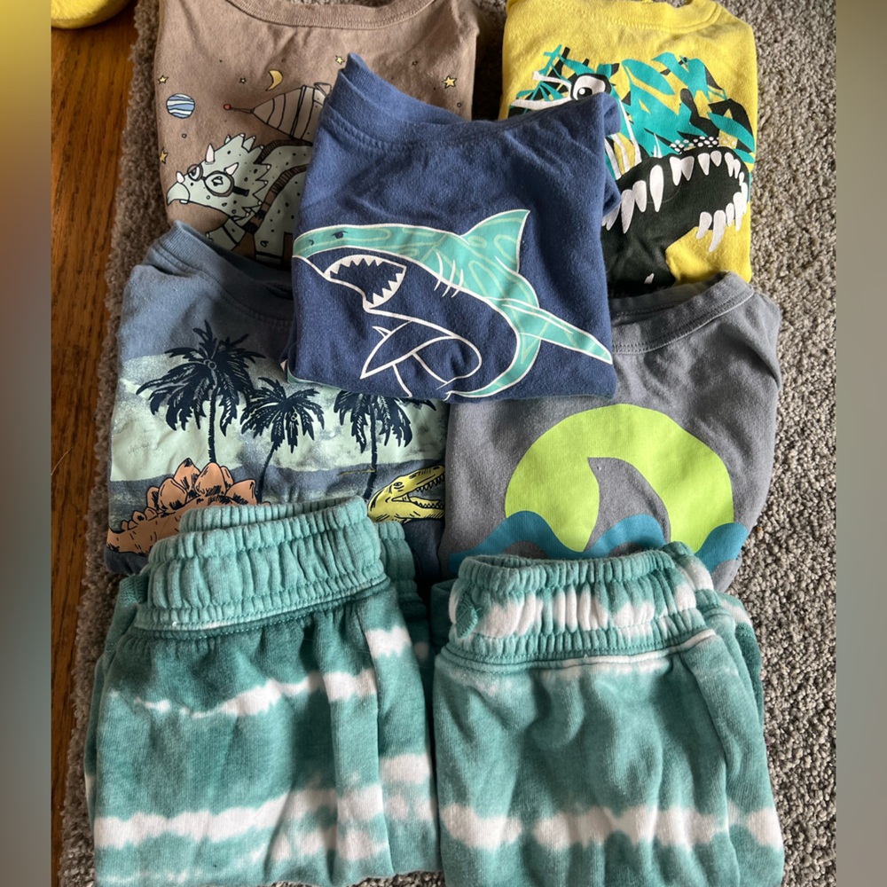 GAP 2T Summer Bundle (T-Shirts & Shorts)